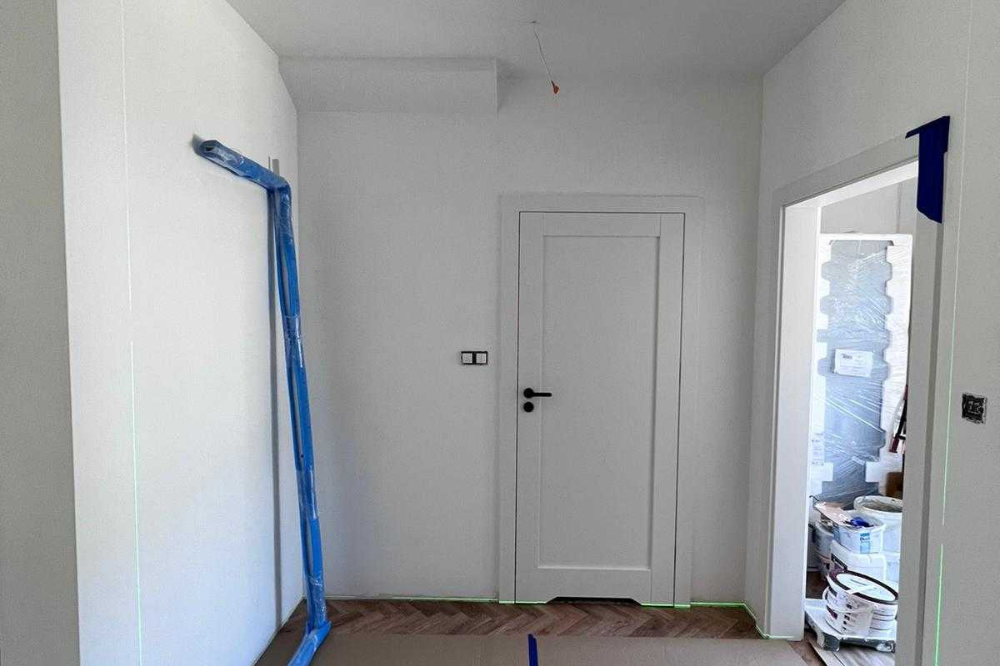 białe drzwi loftowe do wiatrołapu